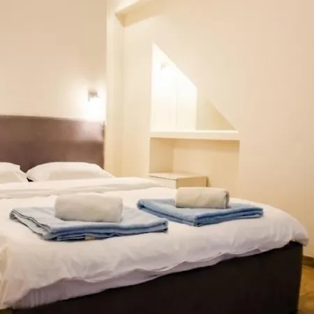 Geris Sleeps 6 With Pool And Air Con Vila