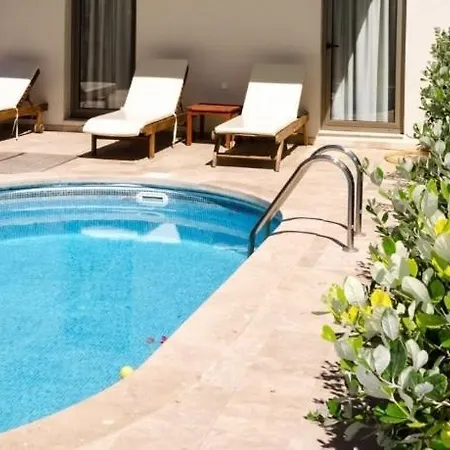Geris Sleeps 6 With Pool And Air Con Villa